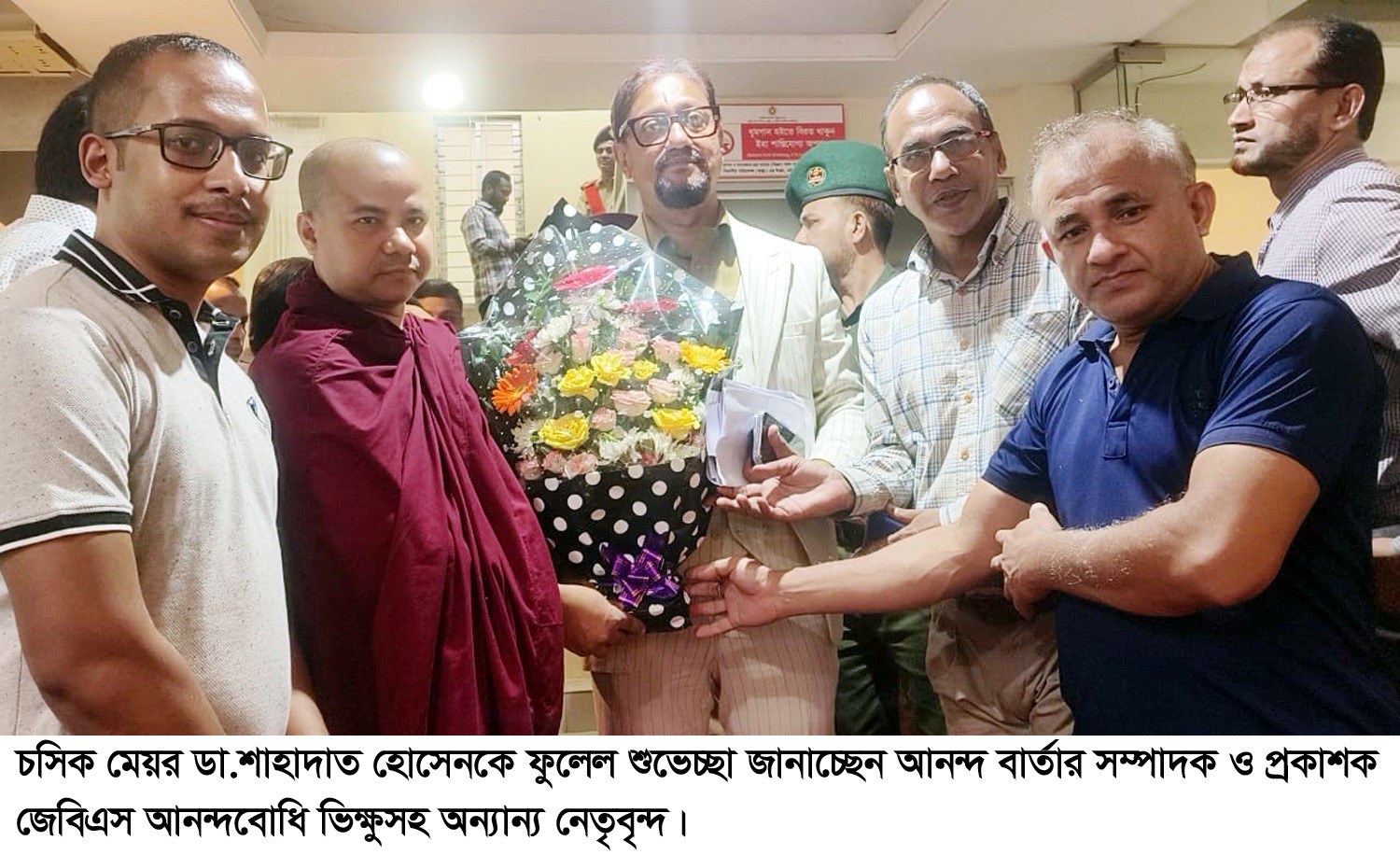 চসিক মেয়র শাহাদত হোসেনকে ফুলেল শুভেচ্ছা জানাচ্ছেন আনন্দ বার্তার সম্পাদক ও প্রকাশক জেবিএস আনন্দবোদি